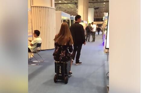 Airwheel SE3 smart luggage